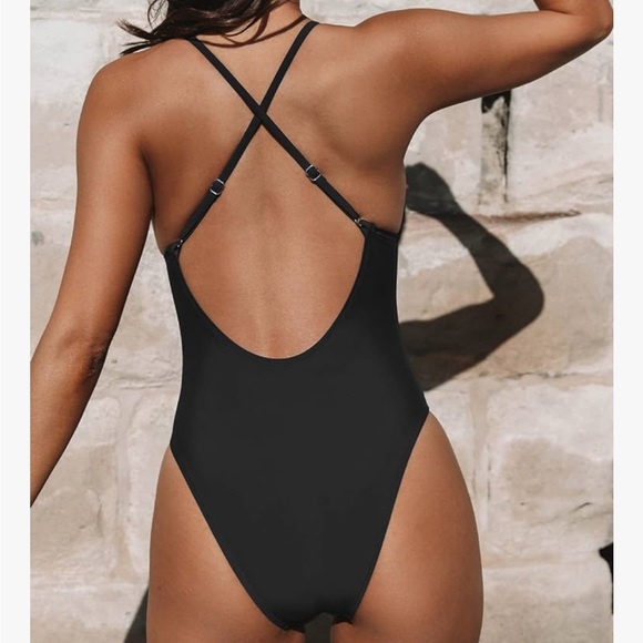 Cupshe Deep v neck one piece swimsuit in black - Picture 4 of 5